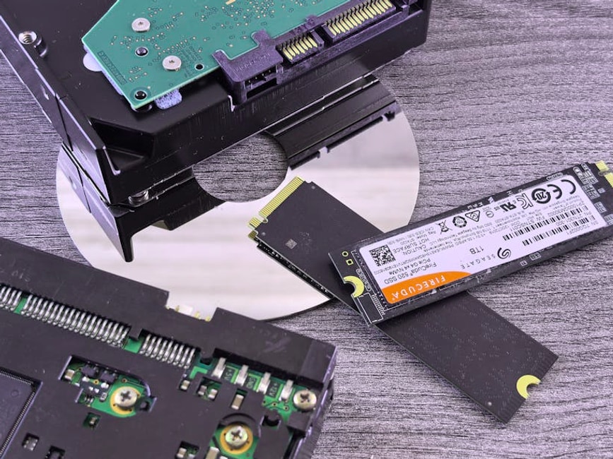 Contrasting data storage technologies: NVMe SSD, HDD, and CD.