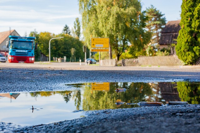truck, road, road scene, traffic, puddle, reflection, buzzer, asphalt, bump, road sign